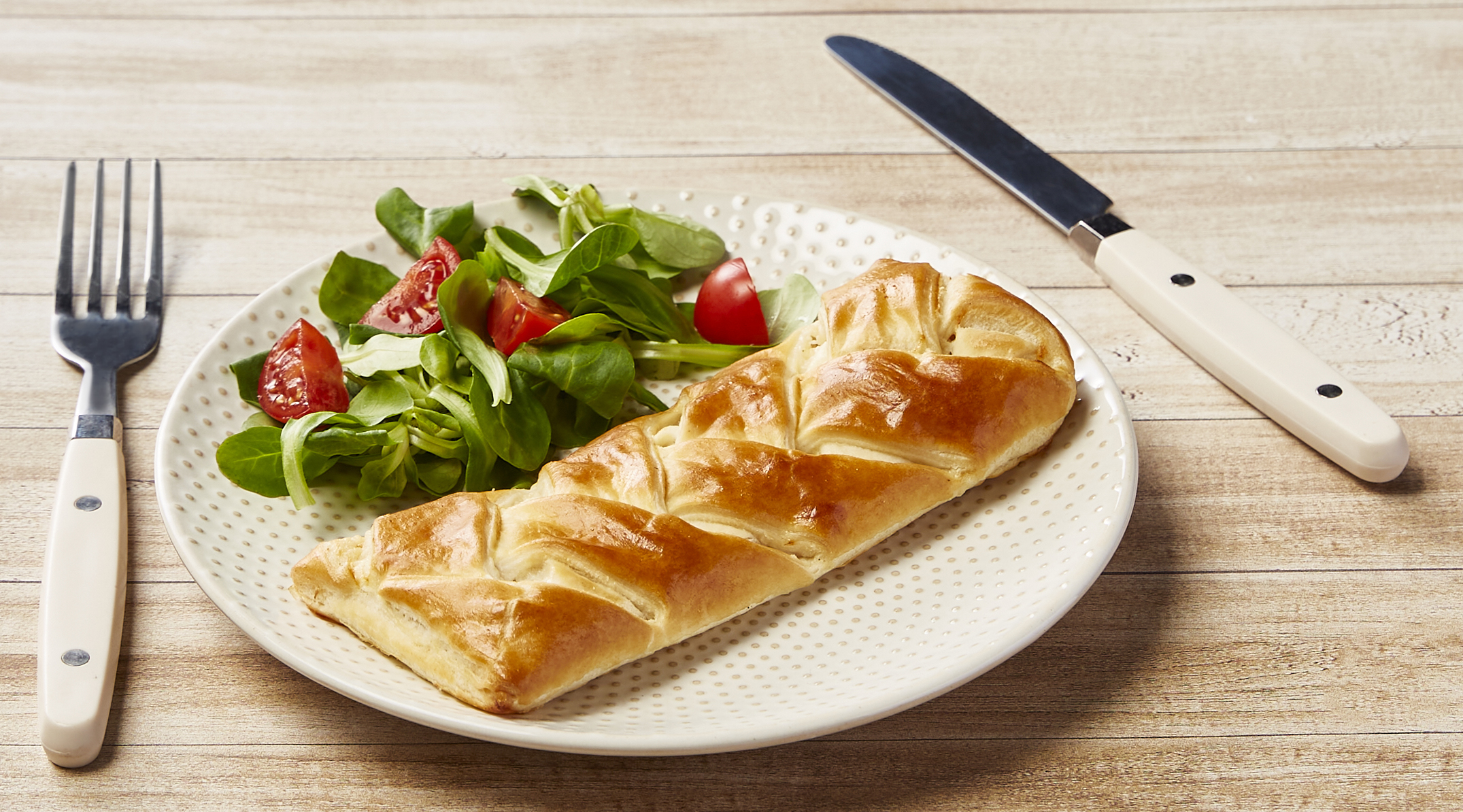 TRESSE JAMBON EMMENTAL OU POULET À LA PROVENCALE OU POULET À LA FORESTIÈRE