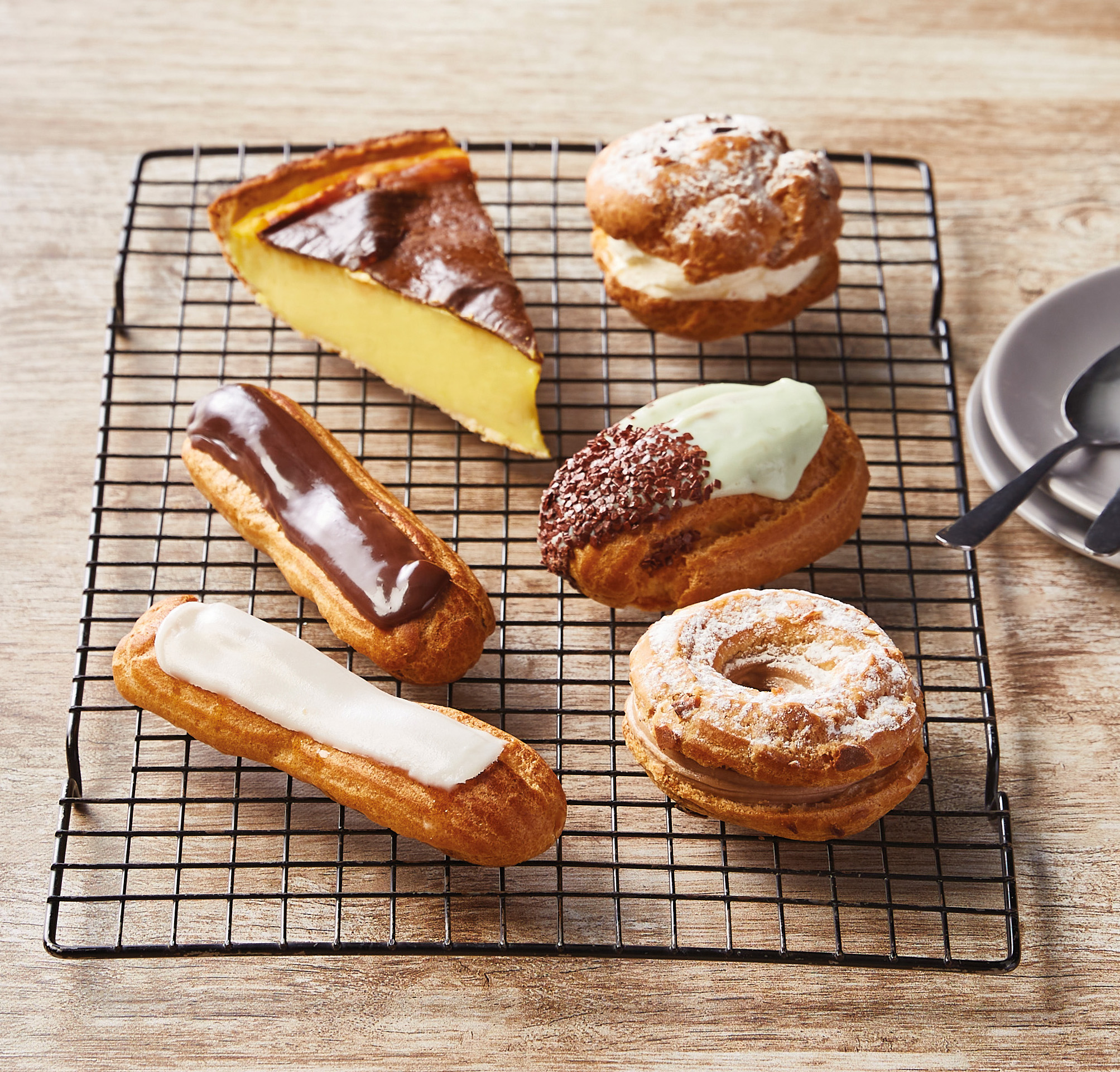 4 PATISSERIES ASSORTIES + 2 OFFERTES