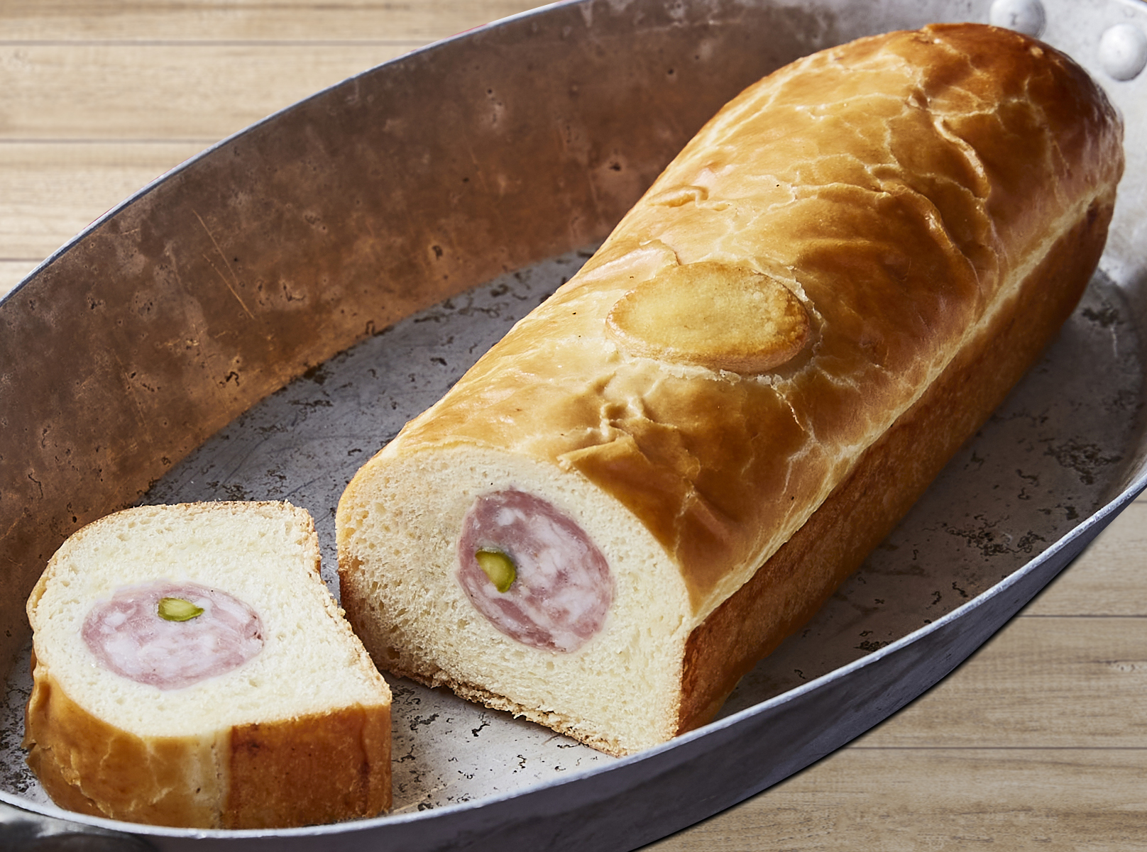 BRIOCHE AU VÉRITABLE SAUCISSON CUIT DE LYON PISTACHÉ
RANDY