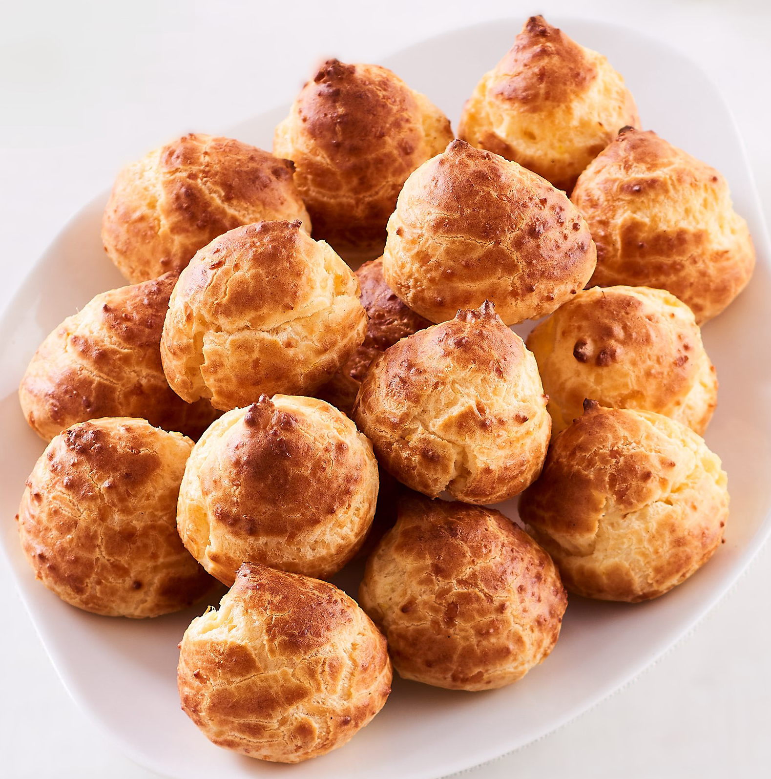 16 GOUGÈRES GRATINÉES COMTÉ EMMENTAL